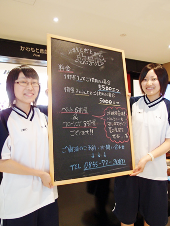 制作したPOPを披露している大﨑莉奈さん（16）と片岡春香さん（17）