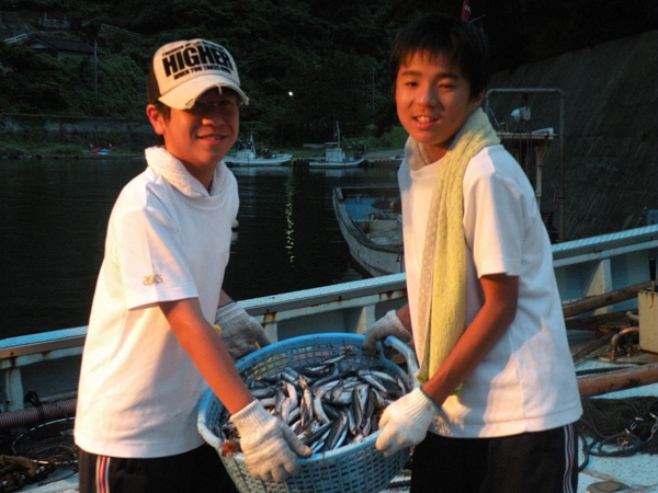 漁業体験をする生徒たち